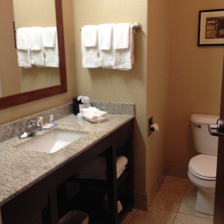 Comfort Inn Suites — Bathroom