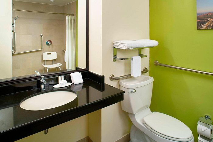 Comfort Inn Suites Los Cabos — Bathroom
