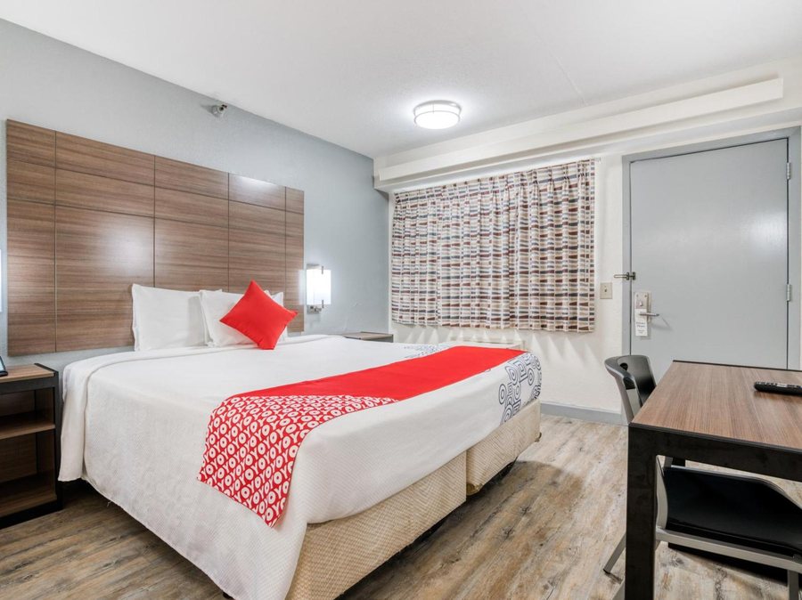 Comfort Inn Suites Love Field Dallas Market Center — Guest room