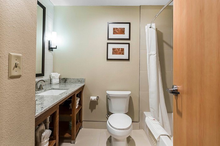 Comfort Inn Suites — Bathroom