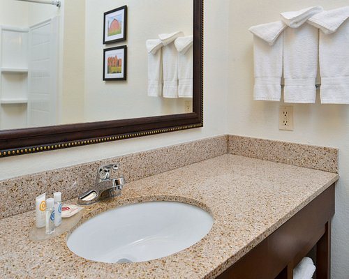 Comfort Inn Suites Madison Airport — Bathroom