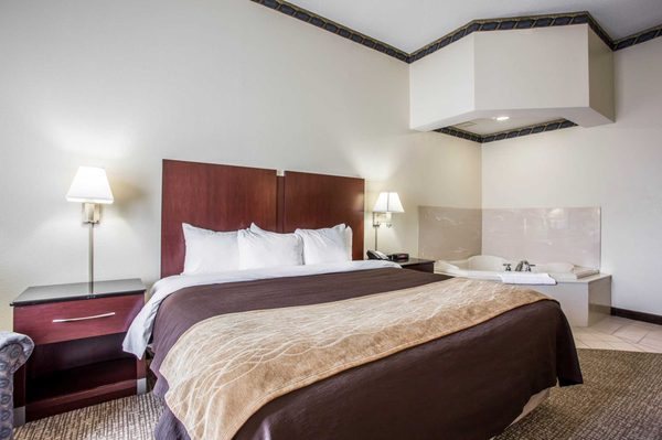 Comfort Inn Suites Maingate South — Guest room