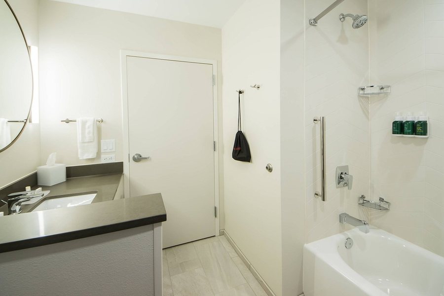 Comfort Inn Suites Melbourne Viera — Bathroom