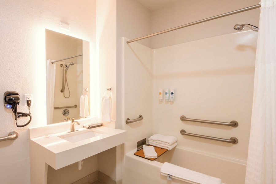 Comfort Inn Suites — Bathroom