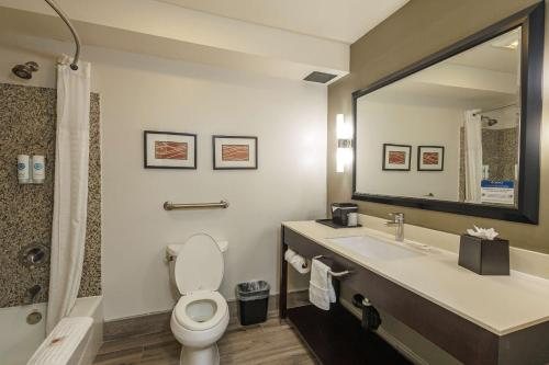 Comfort Inn Suites Near Universal N Hollywood Burbank Los Angeles California — Bathroom