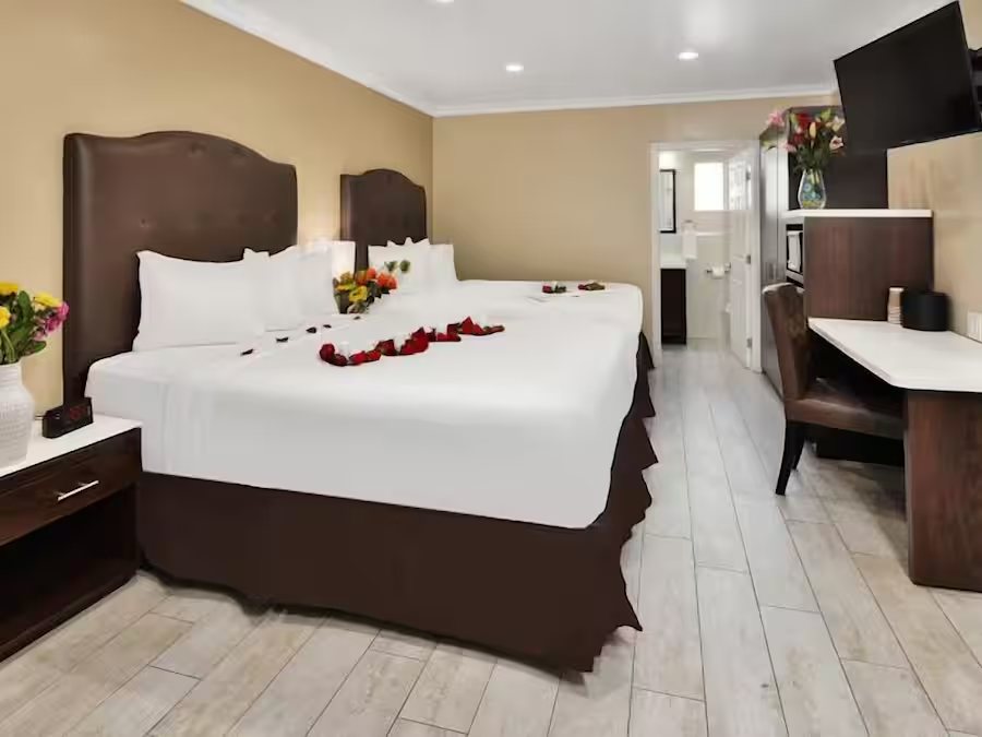 Comfort Inn Suites Near Universal N Hollywood Burbank Los Angeles California — Guest room