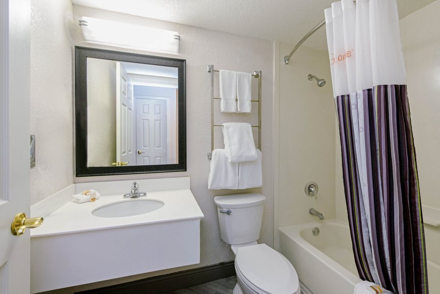 Comfort Inn Suites New Orleans Airport North — Bathroom