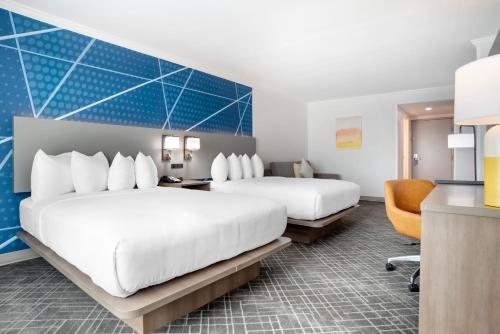 Comfort Inn Suites New Orleans Airport North — Guest room