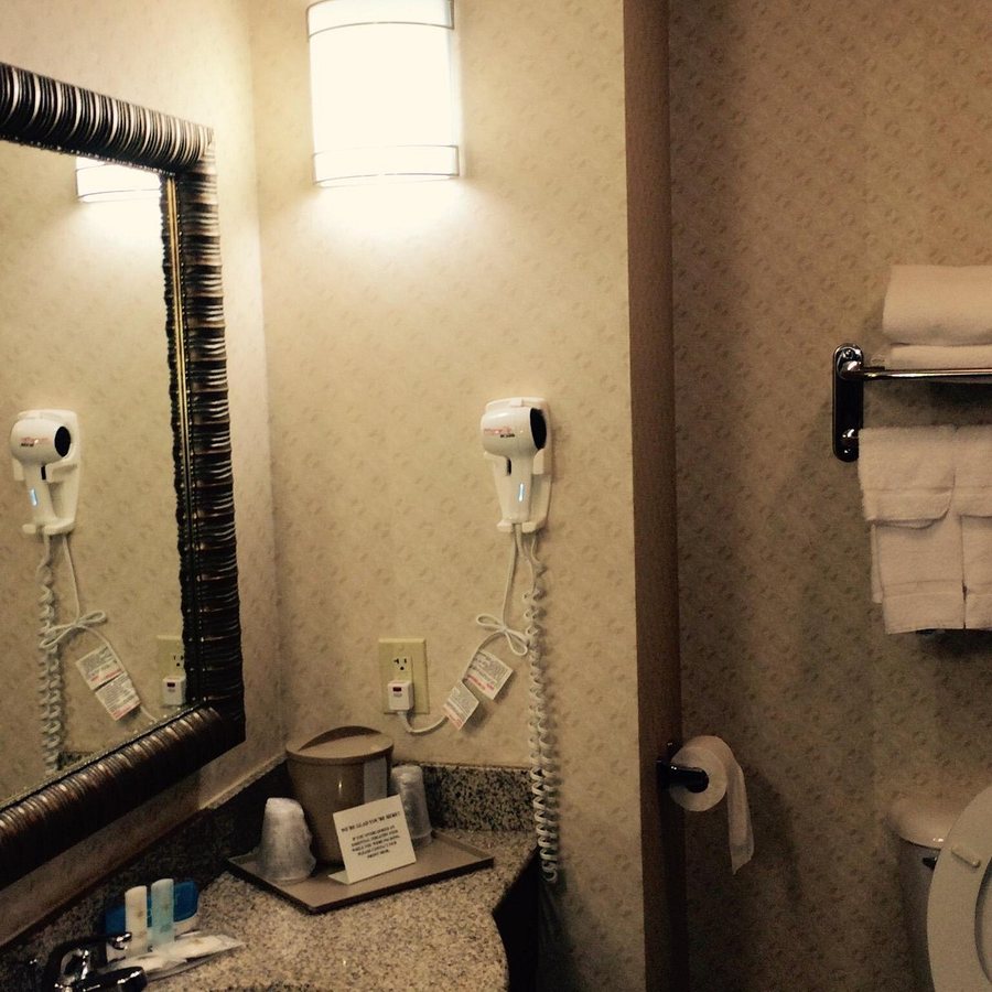 Comfort Inn Suites North Little Rock Jfk Blvd — Bathroom