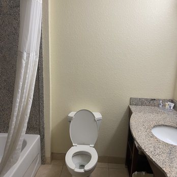 Comfort Inn Suites Northeast Gateway — Bathroom
