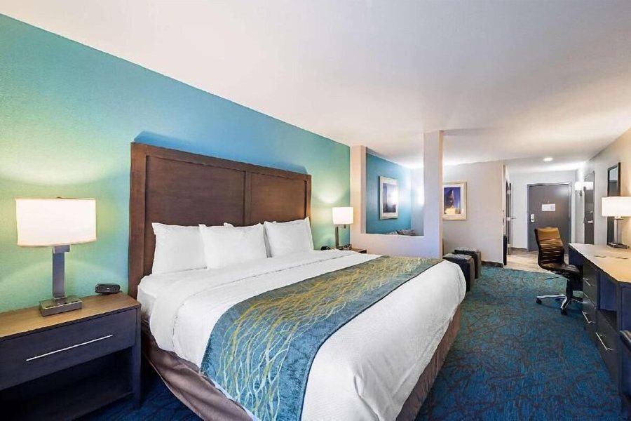Comfort Inn Suites Oklahoma City Near Bricktown — Guest room