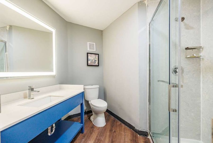 Comfort Inn Suites Omaha Central — Bathroom