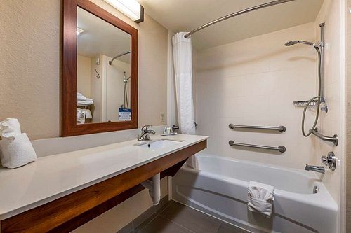Comfort Inn Suites Orlando North Sanford Florida — Bathroom