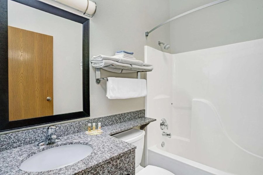Comfort Inn Suites Page At Lake Powell — Bathroom