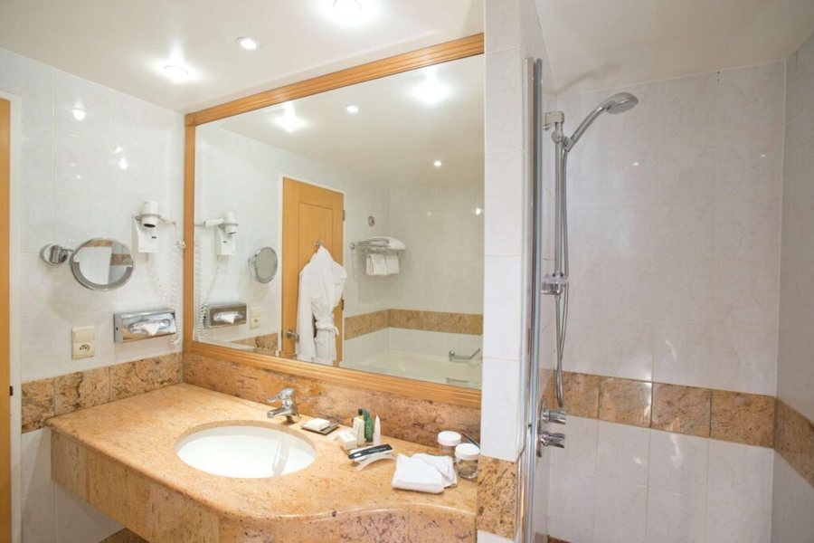 Comfort Inn Suites Paris — Bathroom