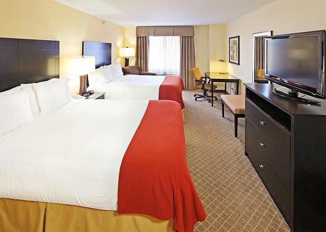 Comfort Inn Suites Pine Bluff — Guest room