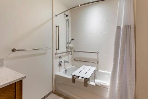 Comfort Inn Suites — Bathroom