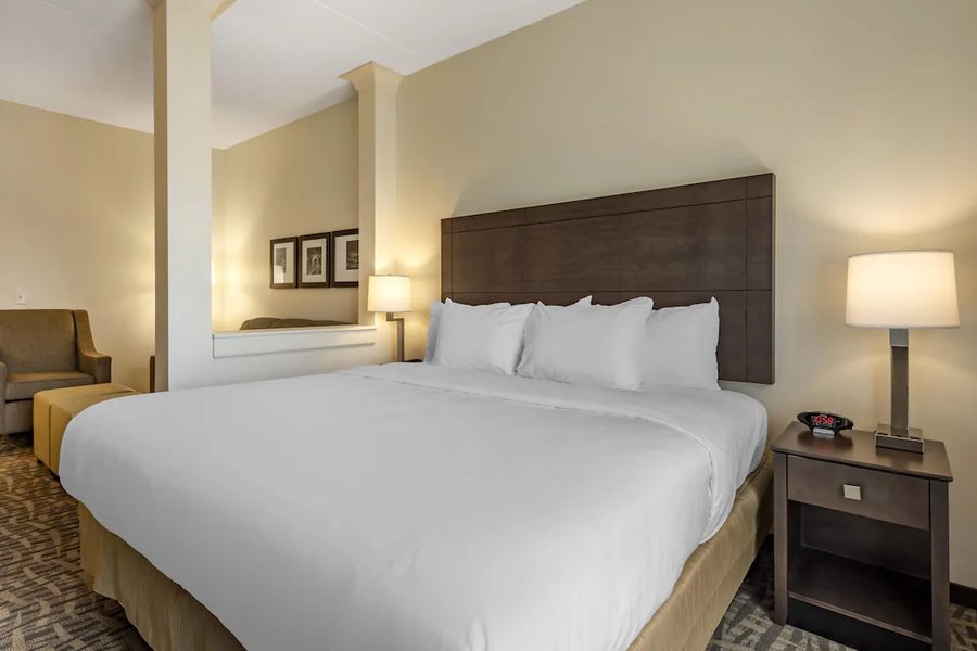 Comfort Inn Suites — Guest room