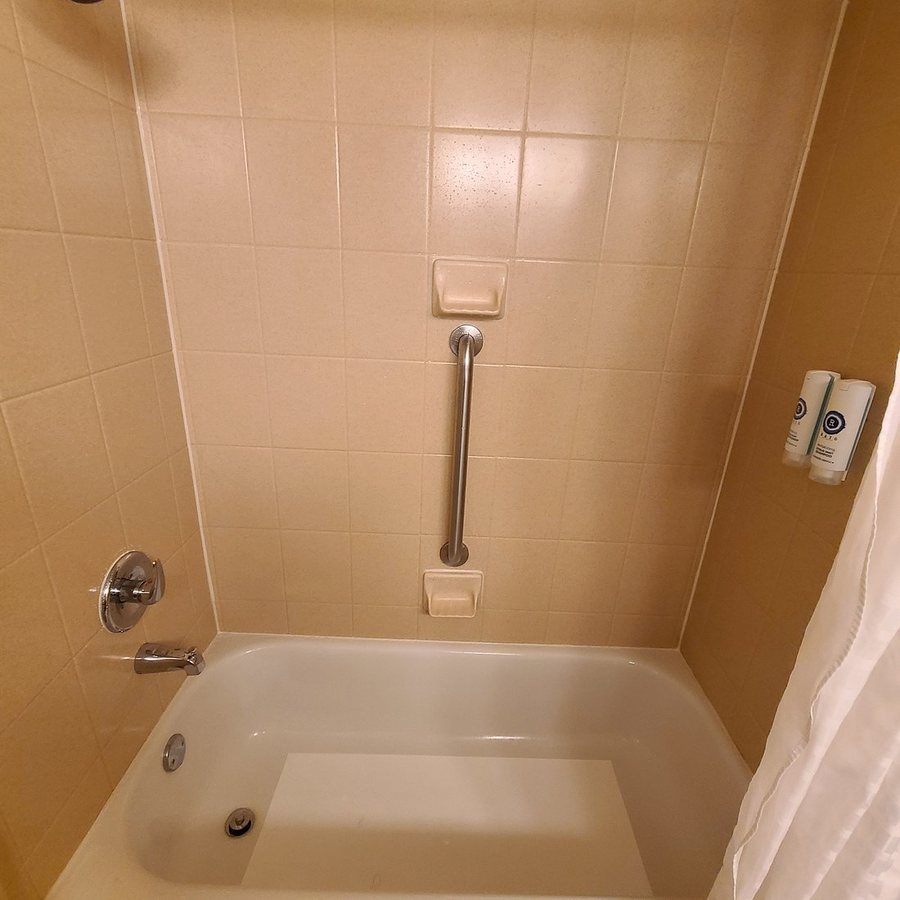 Comfort Inn Suites Presidential — Bathroom
