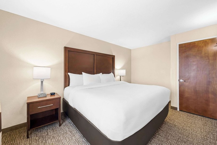 Comfort Inn Suites Pueblo — Guest room