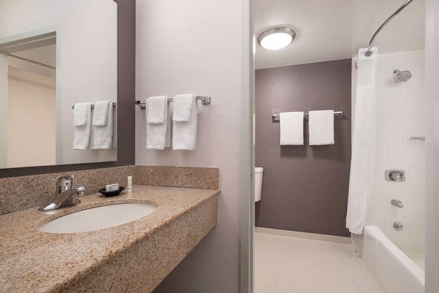 Comfort Inn Suites Rancho Cordova Sacramento — Bathroom