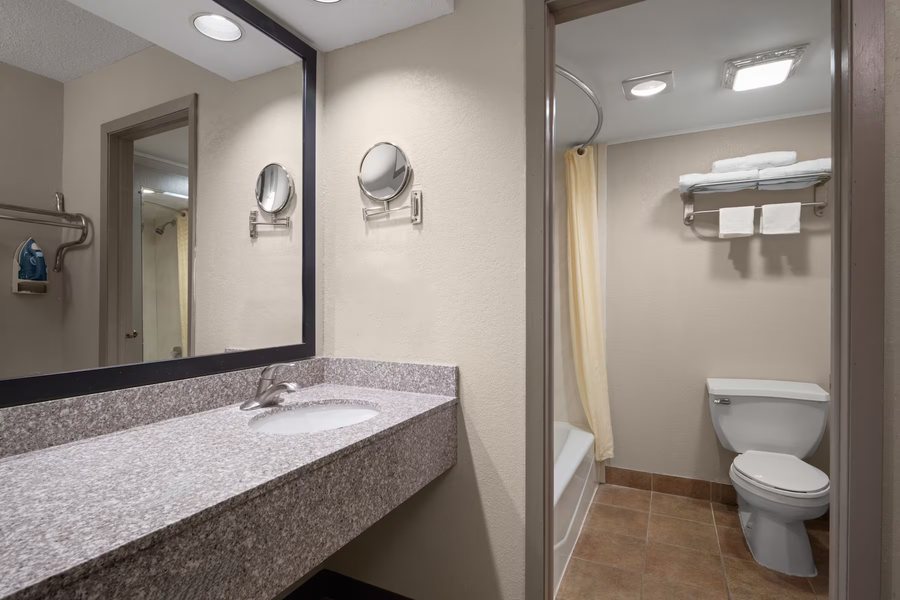 Comfort Inn Suites Rochelle Illinois — Bathroom