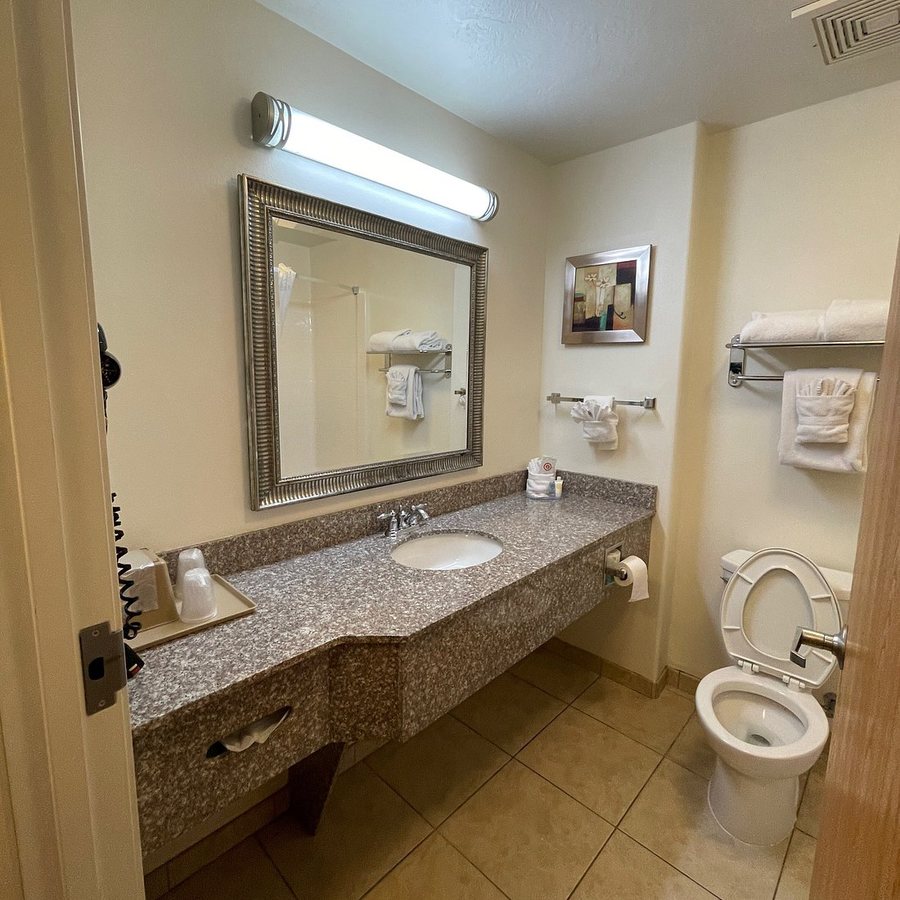 Comfort Inn Suites — Bathroom