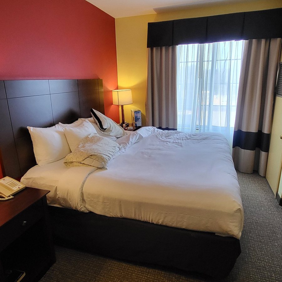 Comfort Inn Suites — Guest room