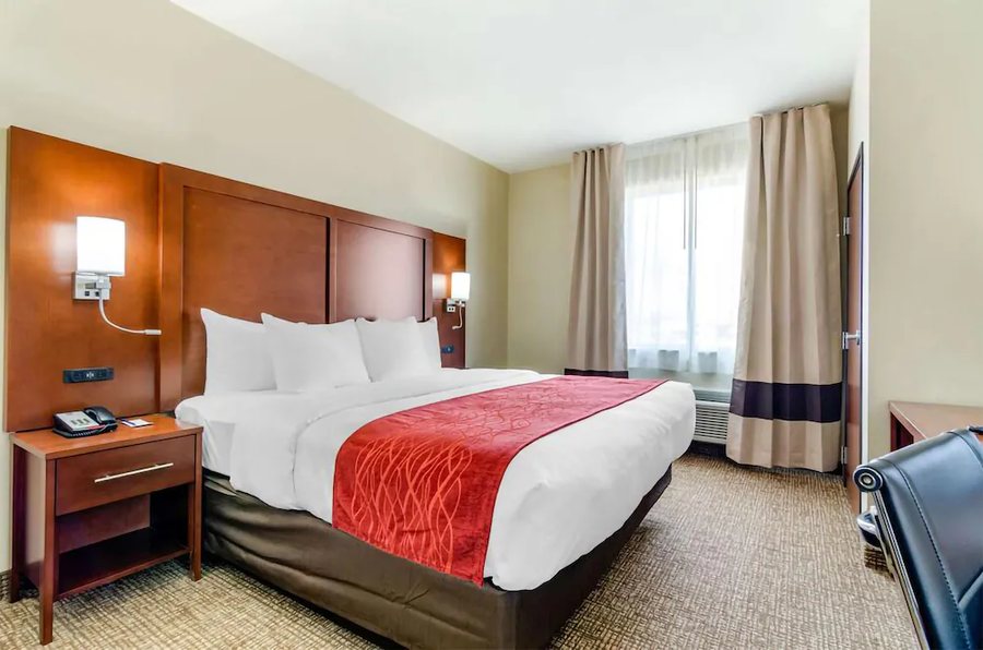 Comfort Inn Suites Salina North — Guest room