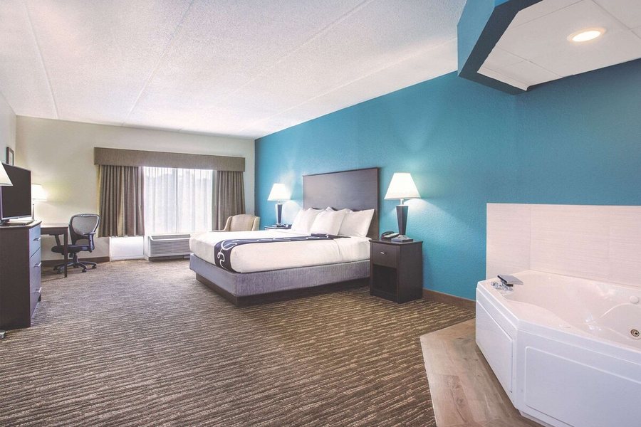 Comfort Inn Suites Sarasota I75 — Guest room