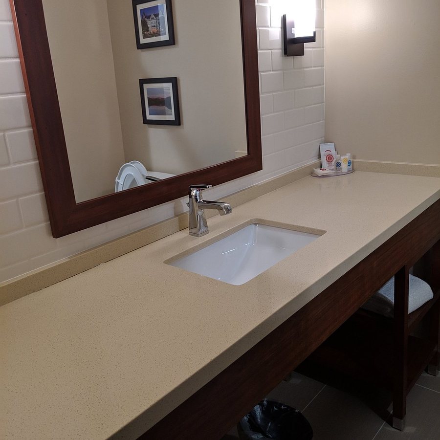 Comfort Inn Suites Schenectady Scotia — Bathroom