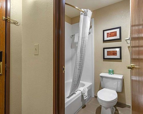 Comfort Inn Suites Springfield I 44 — Bathroom