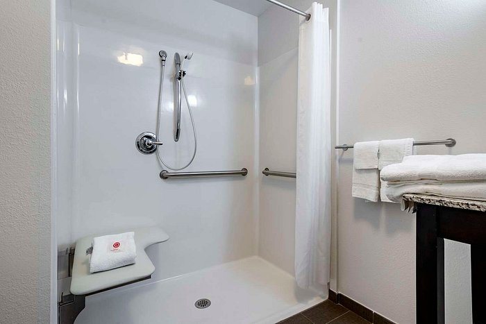 Comfort Inn Suites St Louis Chesterfield — Bathroom
