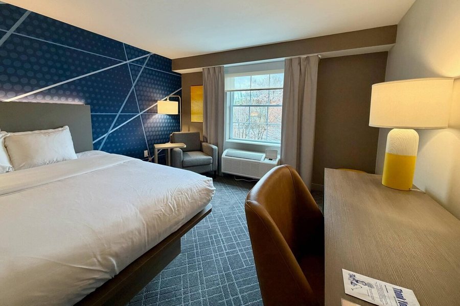 Comfort Inn Suites Sturbridge Brimfield — Guest room