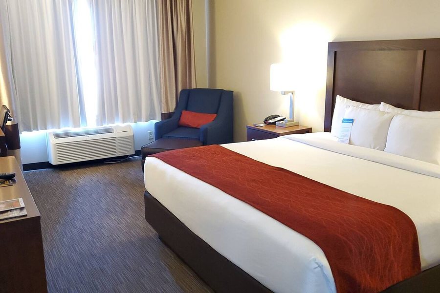 Comfort Inn Suites Tempe Phoenix Sky Harbor Airport — Guest room