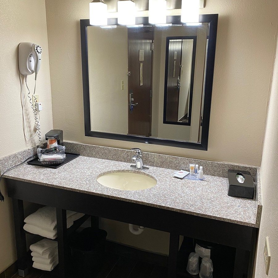 Comfort Inn Suites Tulsa I 44 West Rt 66 — Bathroom