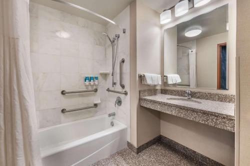 Comfort Inn Suites — Bathroom
