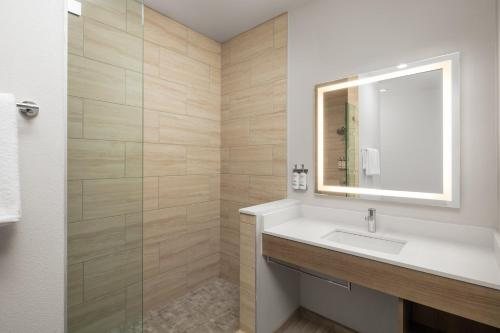 Comfort Inn Suites Ventura Beach Ventura California — Bathroom