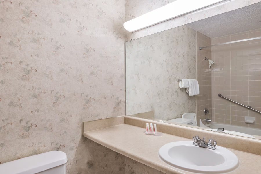 Comfort Inn Suites Watertown 1000 Islands — Bathroom