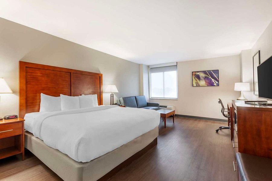 Comfort Inn Suites — Guest room