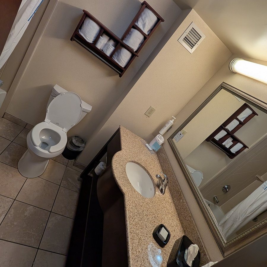 Comfort Inn Suites West Chester North Cincinnati — Bathroom