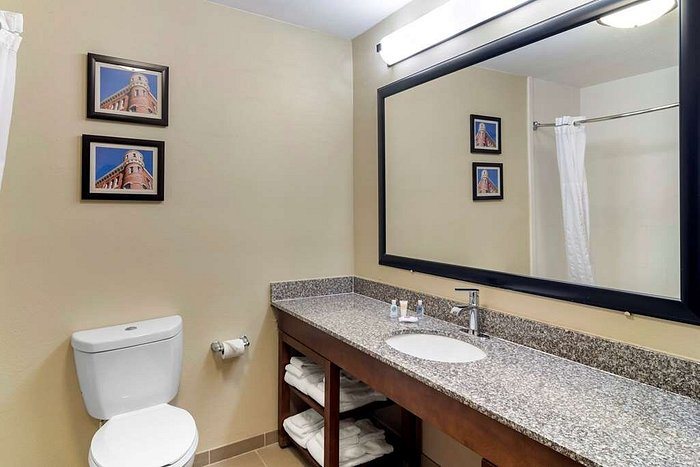 Comfort Inn Suites West — Bathroom