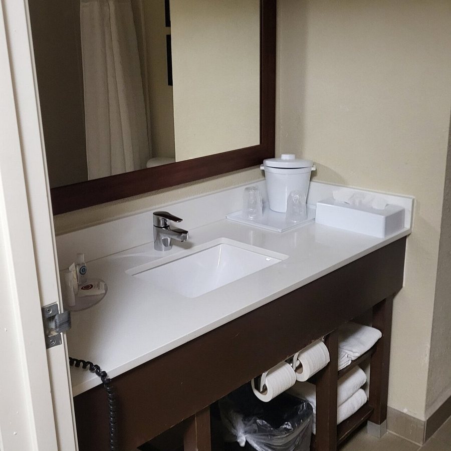 Comfort Inn Suites — Bathroom