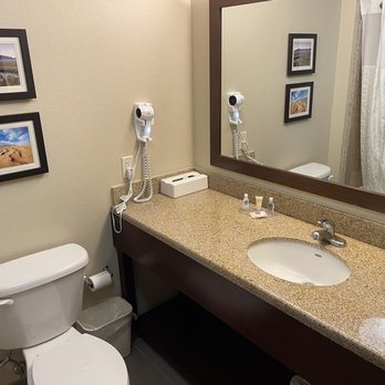 Comfort Inn Suites Yuma I 8 — Bathroom