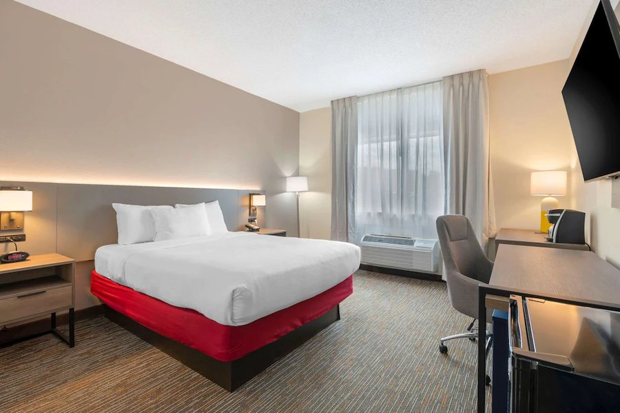 Comfort Inn Suites — Guest room