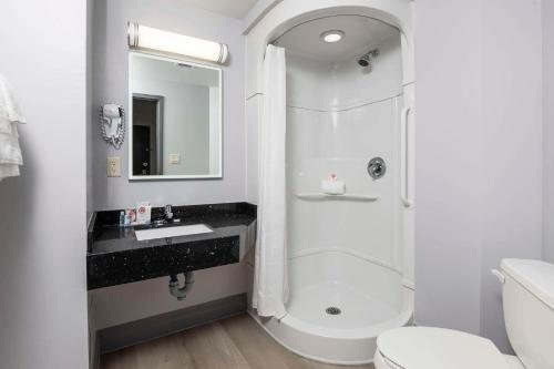 Comfort Inn The Pointe — Bathroom