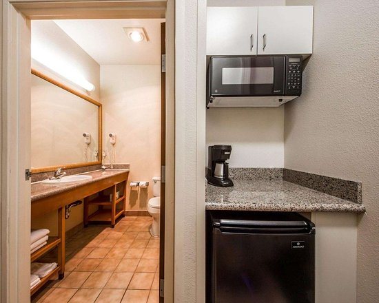 Comfort Inn — Bathroom