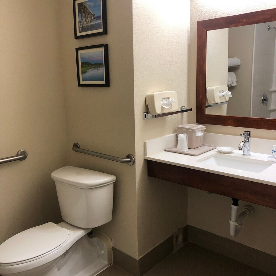 Comfort Inn University — Bathroom