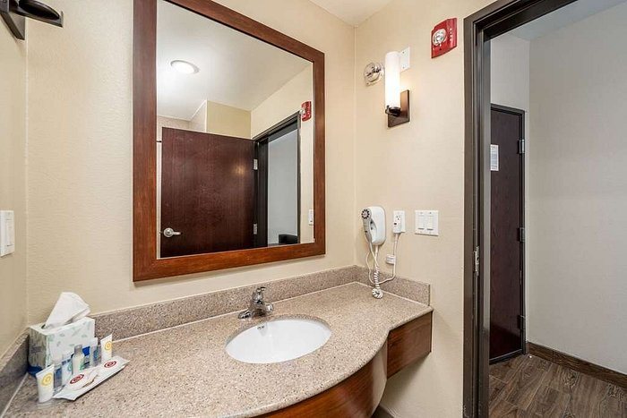 Comfort Inn University — Bathroom