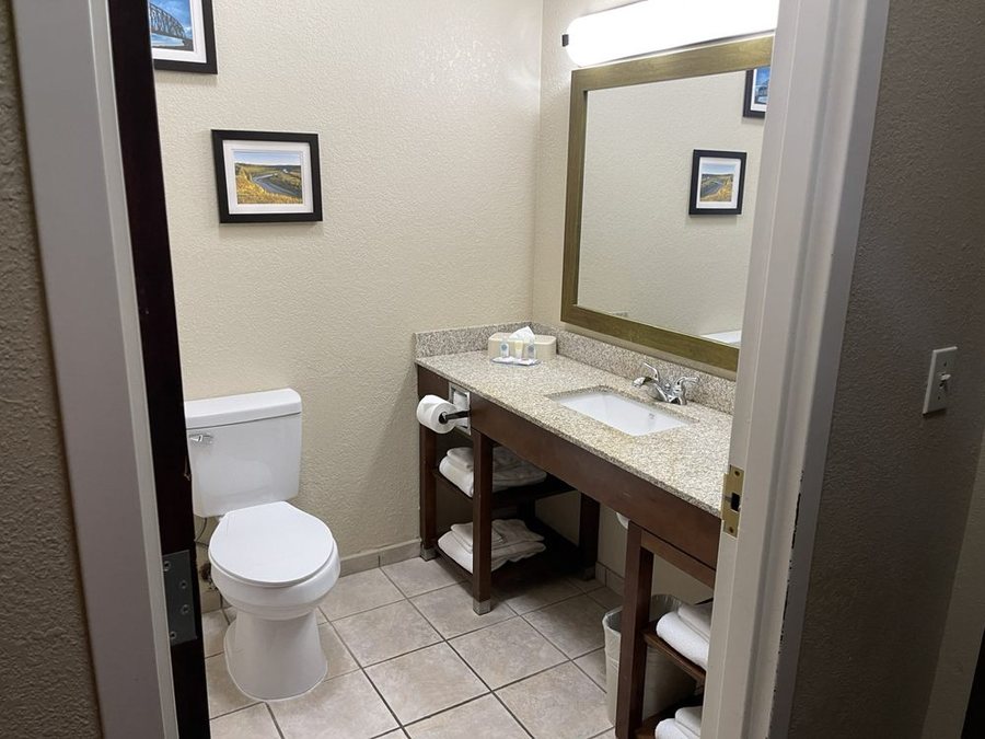 Comfort Inn US 60 63 Willow Springs Missouri — Bathroom